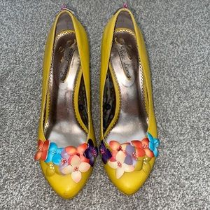 Poetic License floral pumps